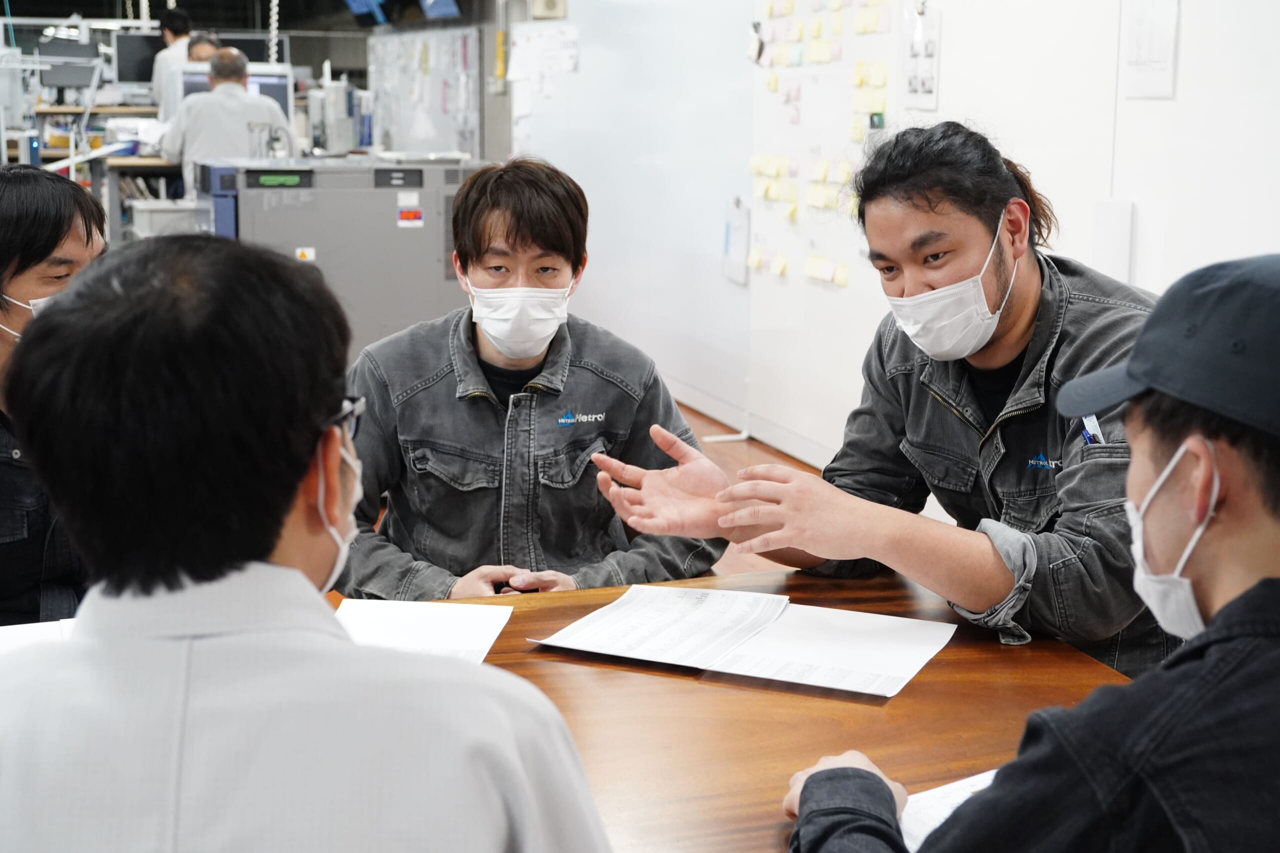 自動旋盤Cincomのオペレーターの会議風景